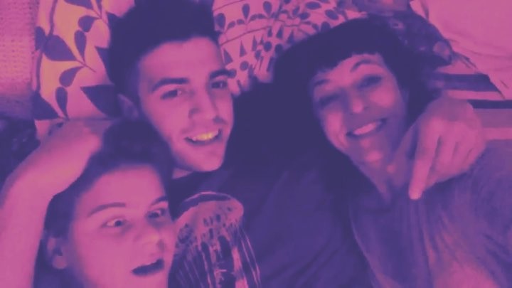 Roser Amills en el sofá con sus hijos Marcel y Juan Félix García Amills.