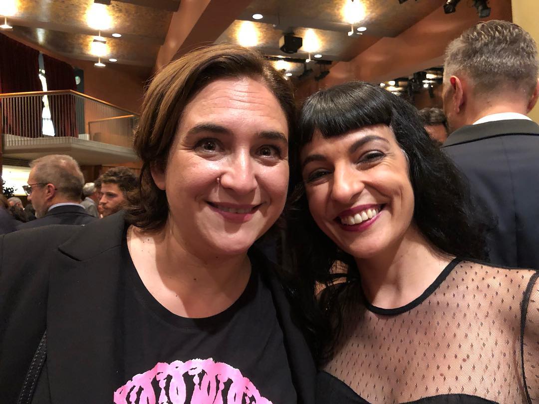Roser Amills junto a Ada Colau en una fotografía simpática tomada en los Premios Ondas 2018, celebrados en el Liceu de Barcelona. Vestido de Surkana.