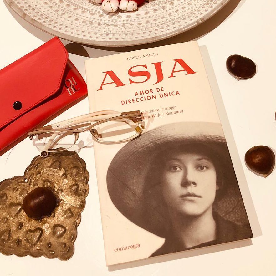 “Sin embargo, Asja… ¿te das cuenta de que seguimos más juntos que muchos que jamás se separaron?” Hoy se publica una reseña sobre Asja Lacis y Walter Benjamin en Mucho Más Que Letras.