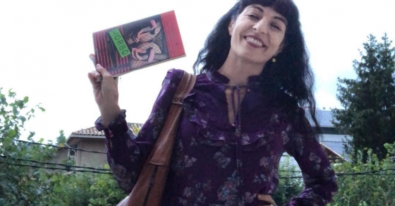 roser amills amb el llibre de poemes morbo