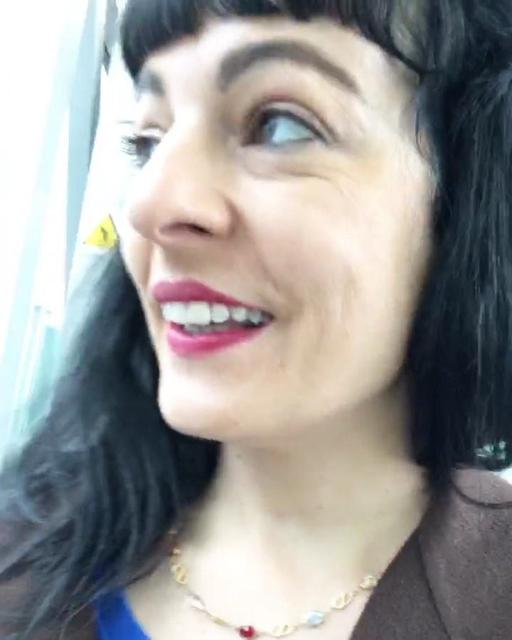 Avui és dijous i, cap a les 17 h, Roser Amills serà a IB3, al programa Cinc Dies. La cita és a la pantalla, amb alegria.