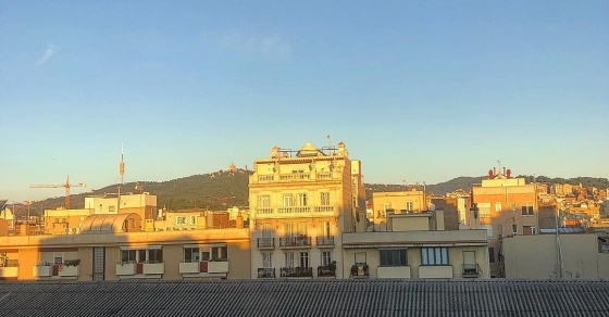 Bon dia!!!! #amillsmorning #bondia #buenosdias #goodmorning #morning #day #barcelona #barridegracia #sunrise #morn #wakeup #wakingup #ready #sleepy #sluggish #snooze #earlybird #algaida #photooftheday #gettingready #goingout #sunshine #instamorning #early - Roser Amills, escritora mallorquina