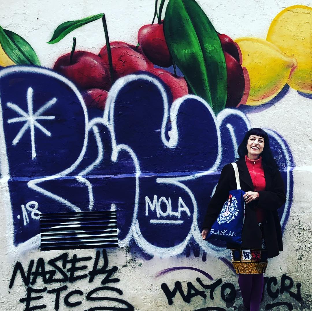 Domingo de colores y energía para Roser Amills, con la bolsa de Dignidart y la falda de Otto Van Rusk BCN.