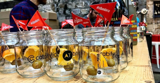 Hoy toca vermuteo en @allthoseAT con @elbandarra & @laporcabcn, en el @MuseuMaritim de #Barcelona #DemocraticWines #vermut - Roser Amills, escritora mallorquina