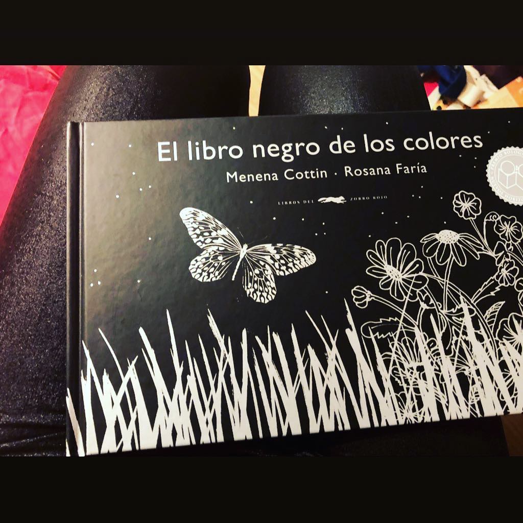 Libro recibido @rojodsign ;)) ##ellibronegrodeloscolores @menenacottin @rosanafariaarape @librosdelzorrorojo