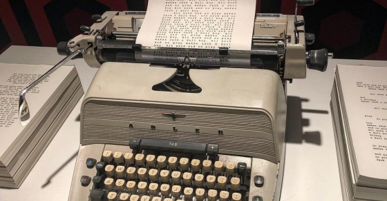 #elresplandor Wendy se acerca a la máquina de escribir de su marido y descubre que ha estado semanas con la misma frase: "All work and no play makes Jack a dull boy". ... 2 Maquina de escribir de la película El resplandor
