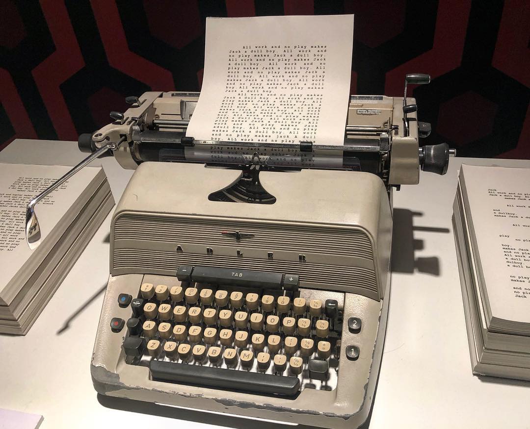 #elresplandor Wendy se acerca a la máquina de escribir de su marido y descubre que ha estado semanas con la misma frase: "All work and no play makes Jack a dull boy". ... 1 #elresplandor Wendy se acerca a la máquina de escribir de su marido y descubre que ha estado semanas con la misma frase: “All work and no play makes Jack a dull boy”. …