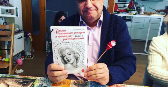 #papanoel tiene algunos de mis libros en ruso ;)) @eksmolive @cossetania_edicions - Roser Amills, escritora mallorquina