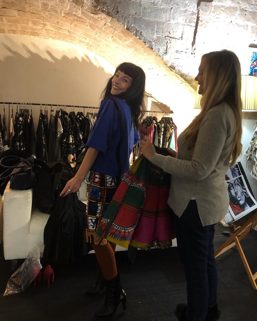 Para la fiesta de cumpleaños en el bar Pietro, Roser Amills lucirá una falda de Otto Van Rusk BCN, elegida por Yolanda Cobo. ¿Qué os parece?