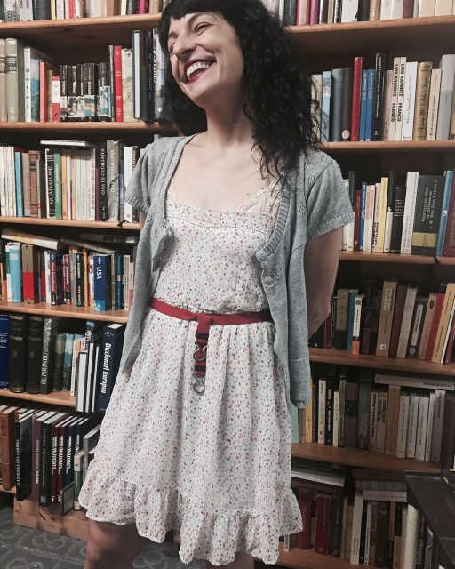 Roser Amills a la llibreria Taifa, al carrer Verdi, 12. Demà hi haurà vint exemplars de Asja disponibles per a qui el vulgui. Fotografia d’Alberto Calaf.