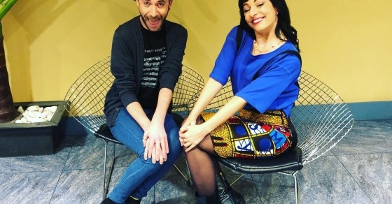 Roser Amills a la taula del programa Cinc Dies, amb Josep Salme. Sortiran en directe a IB3 en uns minuts. Faldilla d’Otto Van Rusk BCN i brusa de Religion Clothing BCN.