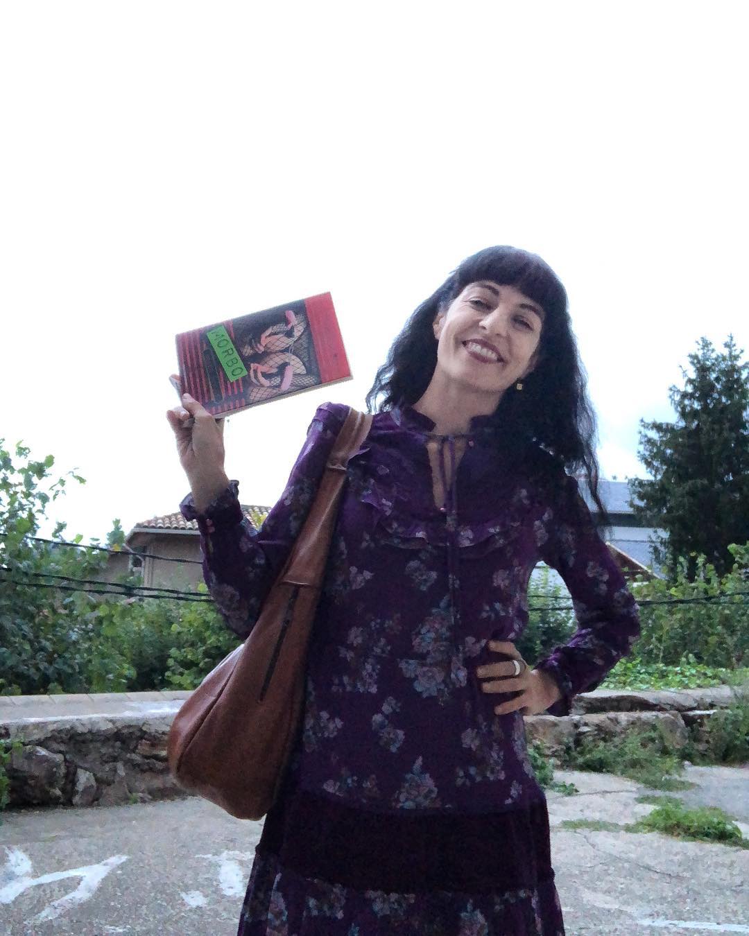 roser amills amb el llibre de poemes morbo