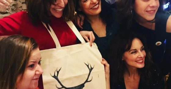 Roser Amills amb la bossa del 2019 de Magda Puig, de la col.leccio La manada som nosaltres