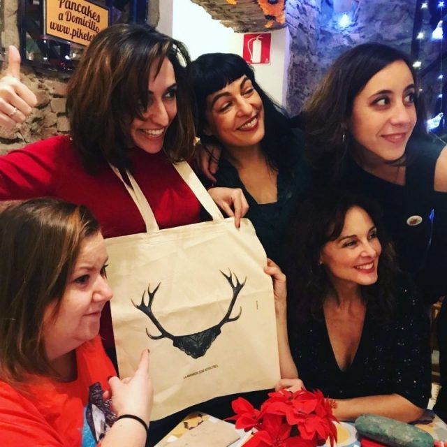 Roser Amills amb la bossa del 2019 de Magda Puig, de la col.lecció La manada som nosaltres