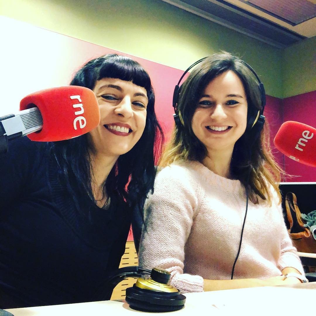 Roser Amills amb Overseas Irene al programa Son 4 Dies, conduït per Goyo Prados, a Ràdio 4 RNE