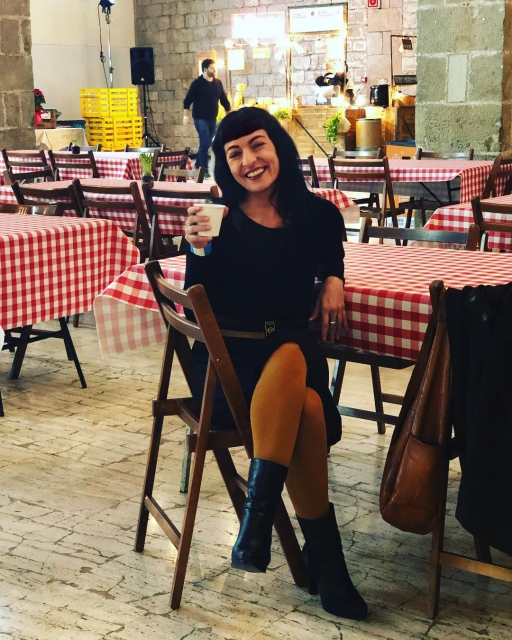 Roser Amills disfruta de bienestar y café en Right Side Coffee, en All Those