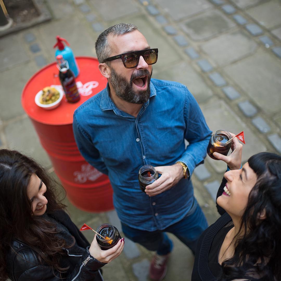 Adoro la alegría de esta foto con vermut El Bandarra Muchas gracias All Those Food Market a vosotros, La Porca BCN por el alimento vermutero impecable. vermut El Bandarra #DemocraticWines #allthose #allthosefoodmarket Barcelona #igersbcn