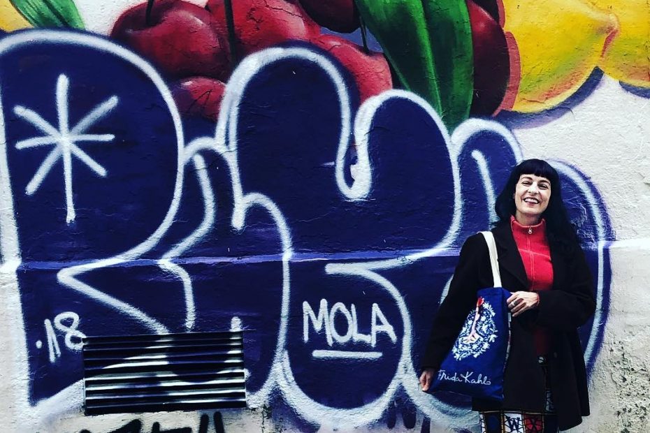 Roser Amills, con la bolsa de Dignidart y la falda de Otto Van Rusk BCN