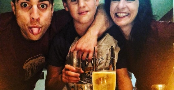 Roser Amills con sus dos hijos, Marcel y Joan