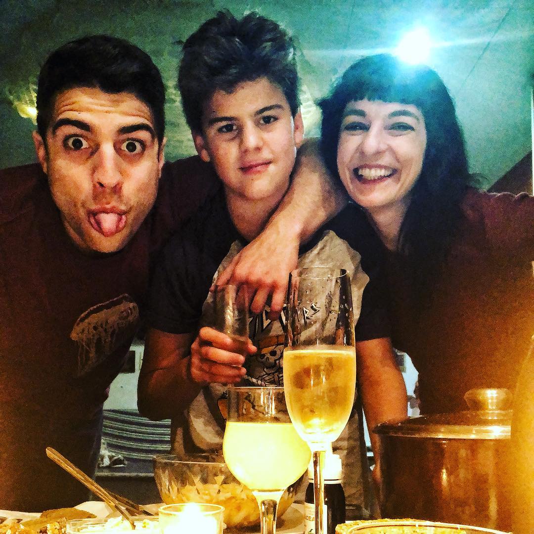 Roser Amills con sus dos hijos, Marcel y Joan