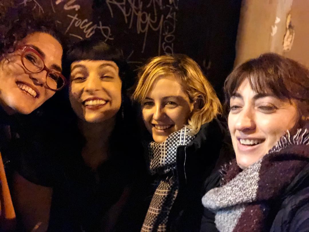 Roser Amills con Transmutación Positiva y Cami Ananda, junto a Marta Ortega, en El coleccionista.