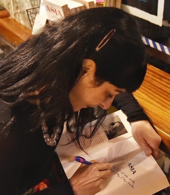 roser amills dedicatoria firma novela asja lacis