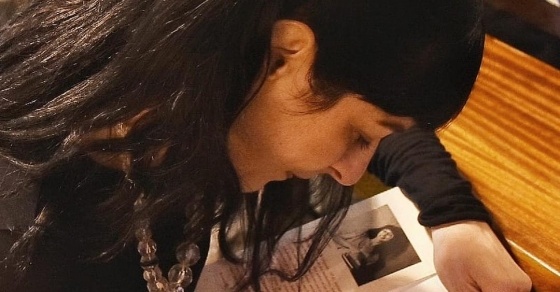 Gracias por todo el amor que me regalasteis ayer, por los abrazos, risas, por leer mis libros y lo especial que fue celebrar juntos mi cumpleaños! 2 roser amills dedicatoria firma novela asja lacis