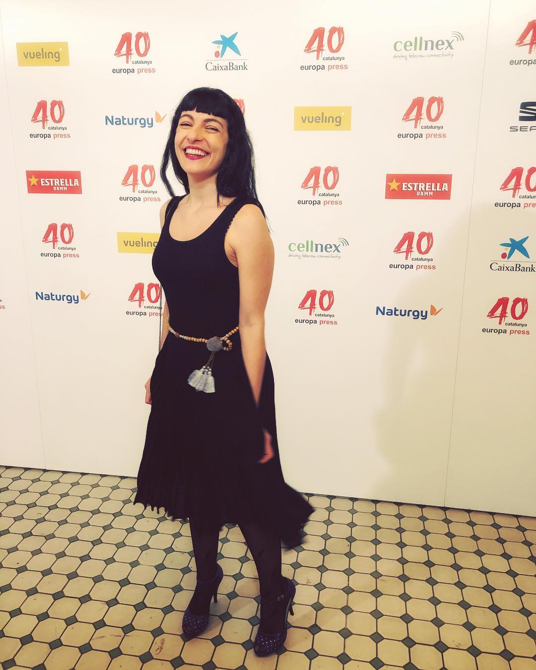 Roser Amills en el photocall del 40 aniversario de Europa Press, celebrando cuarenta años de información, en la Antiga Fàbrica. Vestido y bolso de Surkana.