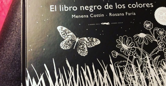 Roser Amills ha recibido el libro El libro negro de los colores, editado por Libros del Zorro Rojo, texto de Menena Cottin e ilustraciones de Rosana Faria