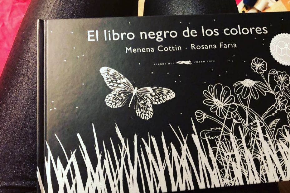 Roser Amills ha recibido el libro El libro negro de los colores, editado por Libros del Zorro Rojo, texto de Menena Cottin e ilustraciones de Rosana Faria
