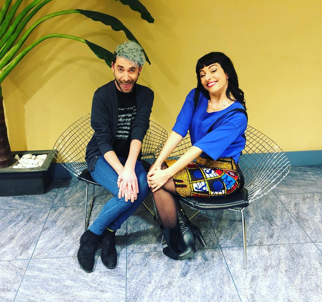 Ai què bé, avui me toca a sa taula de magazine Cinc Dies amb en Josep Salmerón.Mirau que contentetes, sortim en directe a IB3 en uns minuts [falda de Otto van Rhusk BCN y blusa de Religion Clothing BCN]