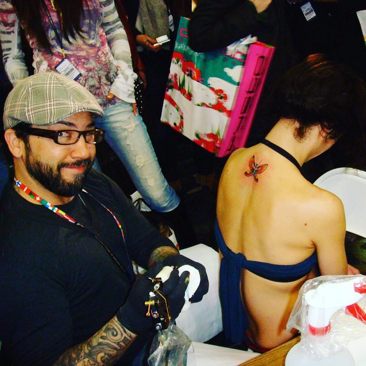 Roser Amills presenta a Darren Brass, de Miami Ink, autor de su único tatuaje: una mariposa de estilo old school realizada hace muchos años