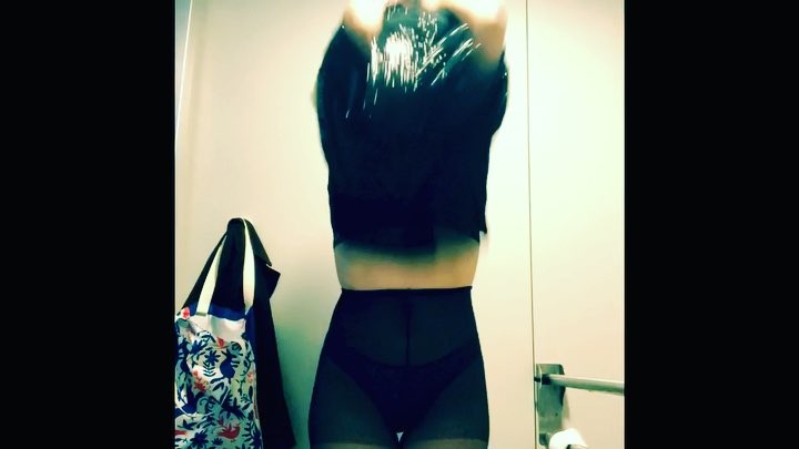 Roser Amills propone compartir experiencias sobre haberse cambiado alguna vez en el lavabo de un aeropuerto y las razones para hacerlo. Vestido de Religion Clothing BCN y bolsa de Dignidart, inspirada en Frida Kahlo.