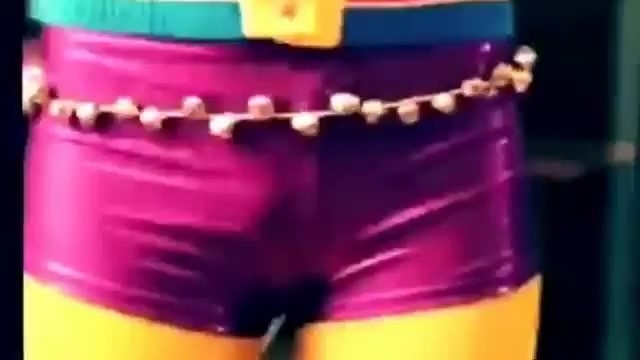 Roser Amills, shorts con cascabeles