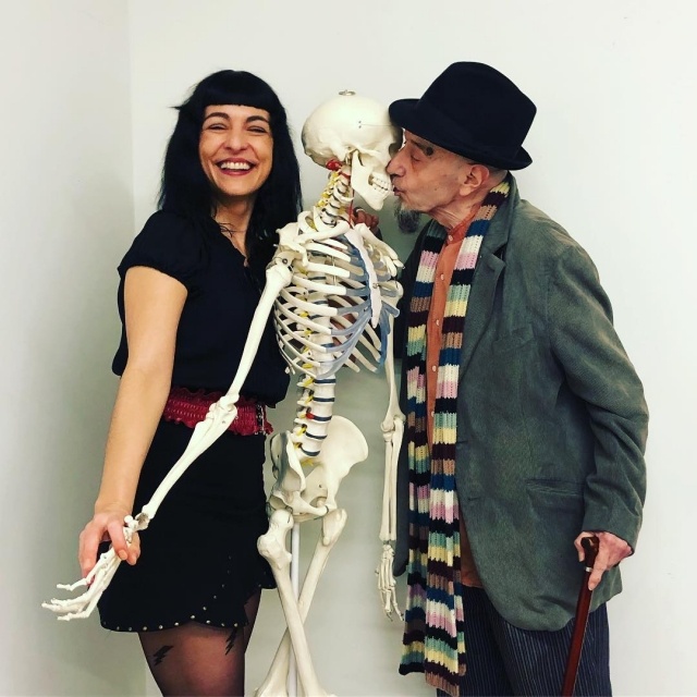 HOMENATGE A ANTONIO BENEYTO<br>Pintor, escultor, literat i subjecte de videoart. Surrealisme pro-postisme<br>| Barcelona, 26.10.2022 1 Roser Amills y Antonio Beneyto