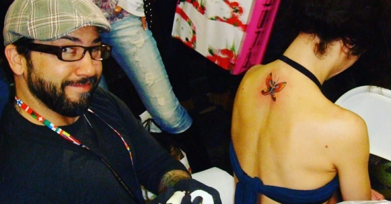 Roser Amills Y Darren Brass De Miami Ink Autor De Su Unico Tatuaje Una Mariposa Old School