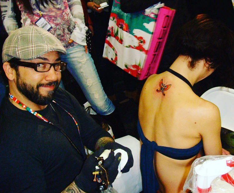 Roser Amills Y Darren Brass De Miami Ink Autor De Su Unico Tatuaje Una Mariposa Old School
