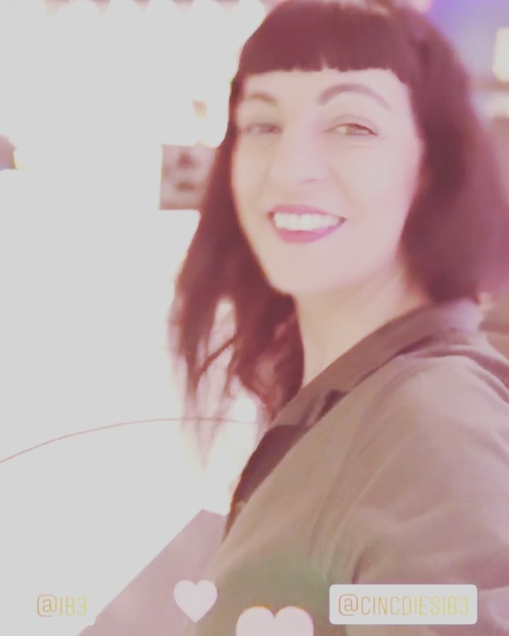 Atenció. És dijous i Roser Amills serà a IB3. Participa al programa Cinc Dies a partir de les 18 h, a IB3 Televisió. També es pot veure en directe a ib3.org