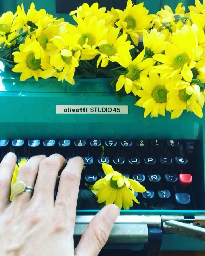 Comunicaciones matutinas de Roser Amills con la Florivetti de No soy José ni Luis, una máquina de escribir de color verde