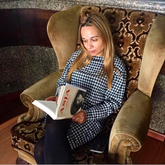 Roser Amills s’emociona per les múltiples lectures d’«Asja», la novel.la sobre la letona Asja Lacis, i agraeix que entre tots es recuperi la biografia de l’amant de Walter Benjamin, foto de Betsy Turnez 4 Es un honor para Roser Amills saber que Julia Ponteceso ha pasado este fin de semana con Asja Lacis y Walter Benjamin.