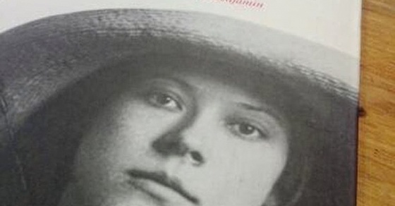 Roser Amills rep una foto lectora amb Asja Lacis de Josep Soler - Roser Amills, escritora mallorquina