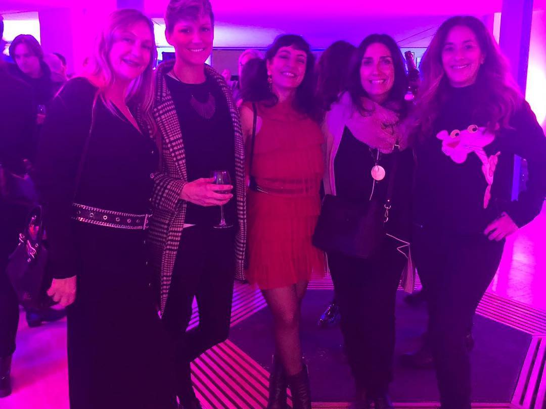 Hoy, Roser Amills ha celebrado la nominación de Alba Sotorra y Marta Figueras con Cristina Adilla, Laia Marsal Ferret y Yolanda Cobo, en la fiesta Off Gaudí. Felicitaciones al equipo del documental Comandant Arian.