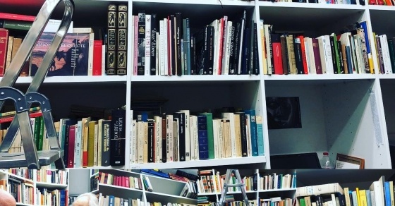 SECRETO REVELADO: Albert Costa vende su biblioteca efímera en el local de c/ Joan Blanques, 32. Cada tarde, de 17 a 20h. Hay joyas maravillosas, como él. #barridegracia 2 Libreria clandestina de Albert Costa en el barri de gràcia