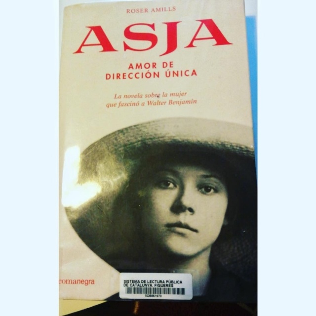 Roser Amills s’emociona per les múltiples lectures d’«Asja», la novel.la sobre la letona Asja Lacis, i agraeix que entre tots es recuperi la biografia de l’amant de Walter Benjamin, foto de Betsy Turnez 3 Roser Amills s’emociona per les múltiples lectures d’«Asja», la novel.la sobre la letona Asja Lacis, i agraeix que entre tots es recuperi la biografia de l’amant de Walter Benjamin, foto de Betsy Turnez - Roser Amills, escritora mallorquina