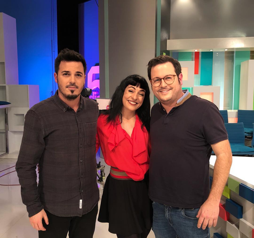 Roser Amills coneix els germans Cabot a IB3 1 Ha estat un plaer conèixer avui @ib3 @cincdiesib3 els germans de @cabot_music i esper escoltar-vos en directe ben aviat, prendes!