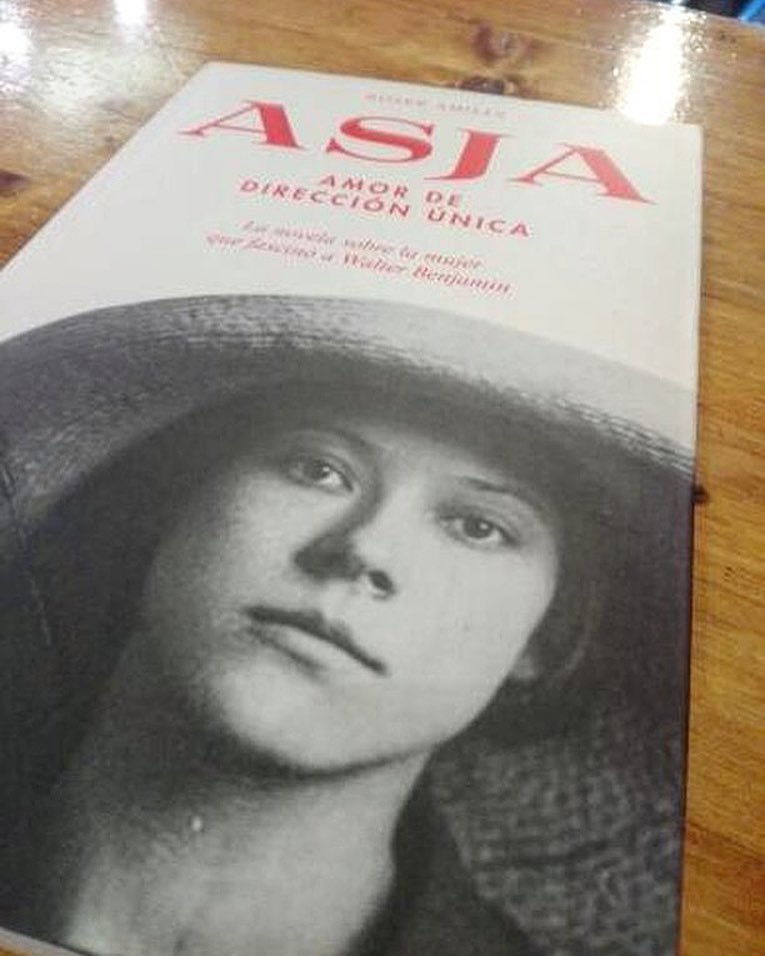 Roser Amills agraeix a Josep Soler aquesta foto de la seva novel.la