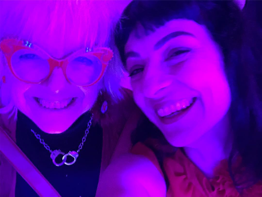 Roser Amills agraeix a Núria Ribó Crusat la seva alegria constant. Avui, als Premis Off Gaudí