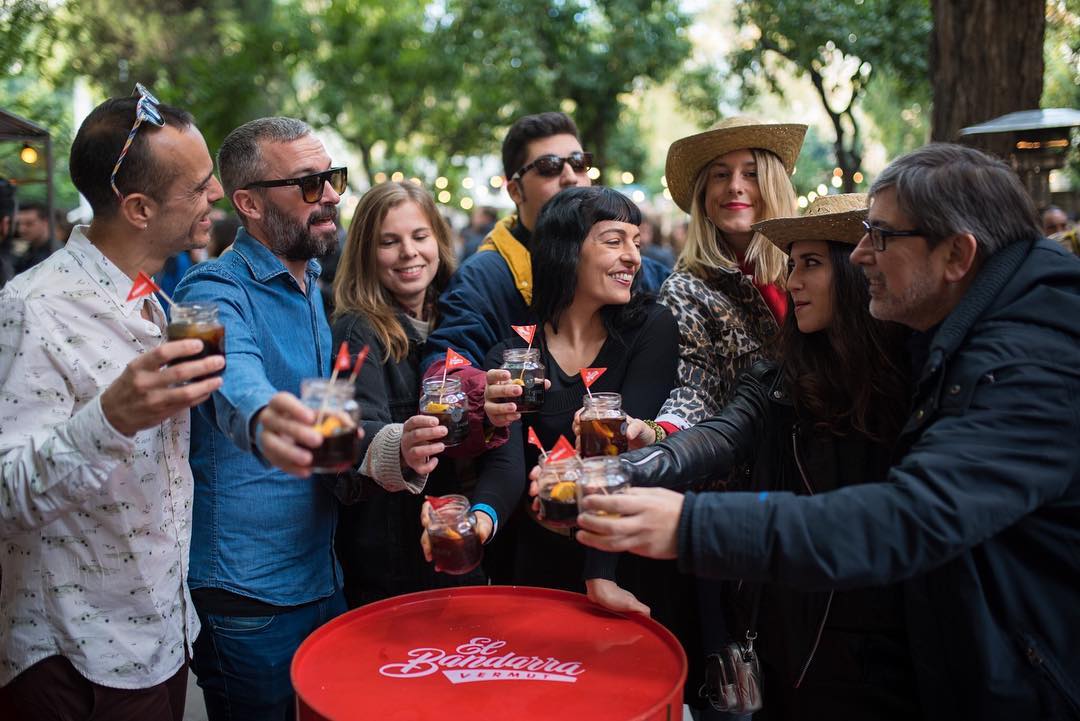 Hoy llegó esta foto del último All Those Food Market , repetimos brindis por todos los de vermut El Bandarra. ¡Mil gracias! Amistad y vermut