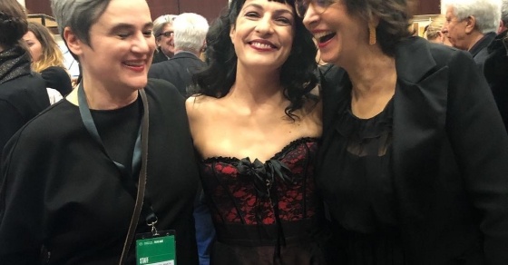 Roser Amills als Premis Gaudi amb Baldo i Carol Adam