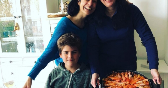 Roser Amills con su hijo a punto de comer una fideua en casa de raimon moreno y laura